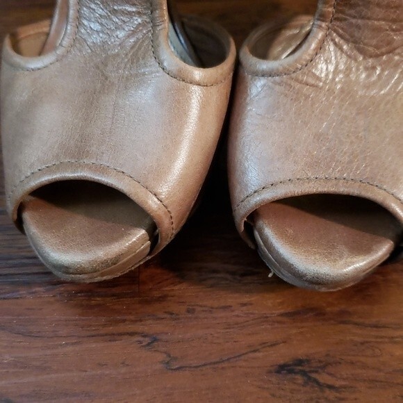 Prada Womens Beige Tan Distressed Leather Edgy Feminine Peeptoe Pumps Size 36.5 - Picture 3 of 7